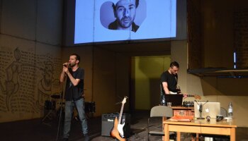 Tento večer byl ve znamení hudby. Nejprve ji se svým doprovodem provozoval gruzínský básník Erekle Deisadze. Foto: Jan Gogin Tomášek, Facebook